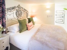 Gorgeous Boutique Flat Sleeps 2 in Lyme Regis, self catering accommodation in Lyme Regis