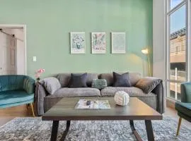 Uptown Luxury - Top Floor King Suite, Free Parking