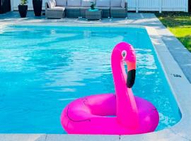 Stylish Pool Home، فندق في هوليوود