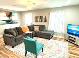 Modern Boho 2BR 2BA Home on Quiet Street, hotel in Nederland