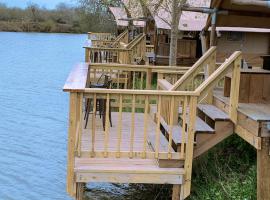 Glamping Escape Safari Tent Near SpaceX, κάμπινγκ πολυτελείας σε Colonia Acres