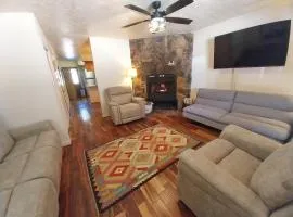 Valley Condo 117 - Creekside - WiFi - Hot Tub - Fireplace - Washer - Dryer - Playground