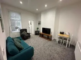 Cosy 2-bed flat, great location