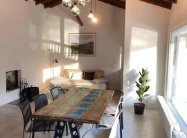 NEW Lake bungalow with fireplace and hot tub, khách sạn ở Krefeld