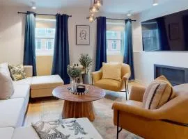 Casa East Side Hotel Queen East Leslieville Suite