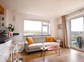 One bed spectacular ocean views, walk to the beach
