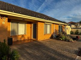 Boho Beach Haven, hotel de playa en Port Adelaide