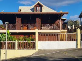 Vue mer et montagne, hotel in Vieux-Habitants