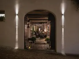 Uve Rooms & Wine Bar