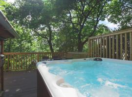 Fern Gully Lodge with Hot Tub - Spa Resort - Devon, hotel a Chudleigh