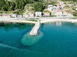 Apartments Lux Mare spectacular sea view, only a 10 meters from the beach, hotel i Podstrana