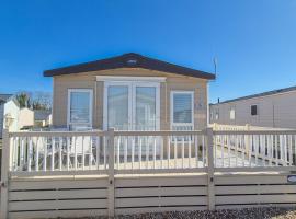 Whitstable Beaumont - Sleeps 6, 588 ft, hotel com piscina em Seasalter