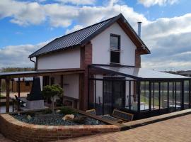 Chata s bazénem se zimní zahradou a venkovním posezením、Vyžiceのホテル