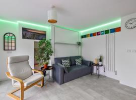 Jaccuzi bath, Snug with Nintendo Switch, sleeps 15, secure off road parking, townhouse with luxury apartment, accessibility friendly, close to Argyle, pubs restaurants and boutique shops, hotel in Plymouth