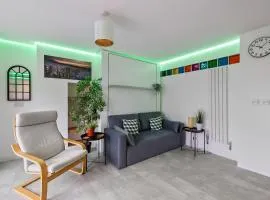 Townhouse with modern mobility accessible apartment including widened doors and ramps, pets welcome, 5 bedrooms, secure off road parking, near Home Park, golf, pitch and putt, tennis courts, Argyle, eateries, microbrewery, pubs, boutique shops and salons