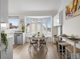 Townhouse with modern mobility accessible apartment including widened doors and ramps, pets welcome, 5 bedrooms, secure off road parking, near Home Park, golf, pitch and putt, tennis courts, Argyle, eateries, microbrewery, pubs, boutique shops and salons
