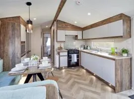 Lakeside Retreat - AGH Hot Tub Breaks - Tattershall Lakes