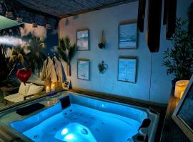 Les Spas de la Mer, Appart&Spa Aloha, 100m de la plage, Plein c&oelig;ur du Grau，勒格羅－迪魯瓦的有熱水按摩池的飯店