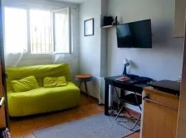 Room in Saint Germain Close to RER A La Defense
