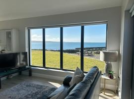Spectacular ocean views & minutes to Cliffs- Clahane Shore Lodge, chalet de montaña en Liscannor
