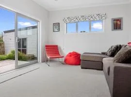Reel retreat - sunny with views!