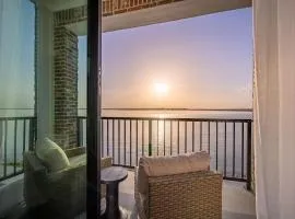 Luxury Lake House Retreat In Rowlett
