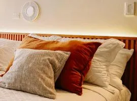 Equipetrol-Chic 2BR Apt King Beds, Fast WiFi, Pool, Top Location & Café Scene