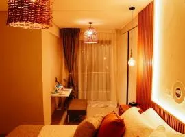 Equipetrol-Chic 2BR Apt King Beds, Fast WiFi, Pool, Top Location & Café Scene