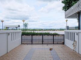 บ้านเลียบโขง@นครพนม, готель з парковкою у місті Накхонпханом