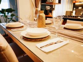 Equipetrol-Chic 2BR Apt King Beds, Fast WiFi, Pool, Top Location & Café Scene, ξενοδοχείο με υδρομασάζ σε Santa Cruz de la Sierra