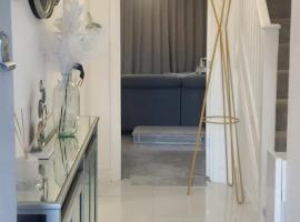 Cosy and Classy, Home Away From Home, hotel in Gravesend