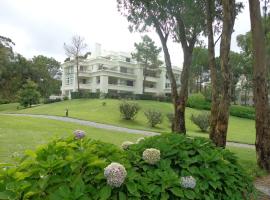 Green Park Exclusive Apartment, hotel near Capitán de Corbeta Carlos A. Curbelo International Airport - PDP, 