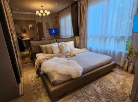 The City Condo Near Central Fest Phuket, Pool view，Ban Sam Kong的分租公寓