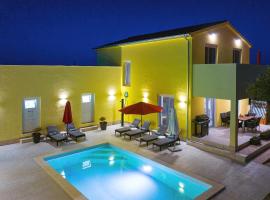 Villa Gaby with Heated Pool, chalupa v Božavě