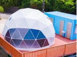 ヒカリドーム オーシャンビューのグランピング施設, camping de luxo em Uruma