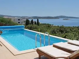 Amazing view with swimingpool House Panorama