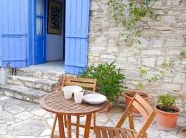 Cozy Courtyard Apartment