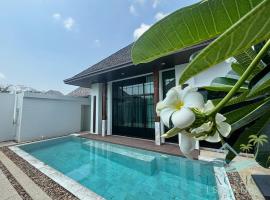 Stylish 3BR Private Pool Villa Bangtao Beach, hotel in Ban Pak Lak