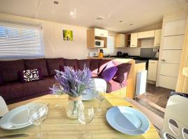 Marton Mere - 3 Bedroom Caravan- by ViVi Stays Holiday & Contractor Stays in the UK, Hotel in Blackpool