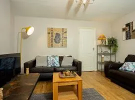 Charming and Cosy Home- Sleeps 4, Free Parking, Private Patio - Steps from Warwick Castle & Town! Perfect for Workstations, Races and Cotswolds Getaways! Book Now