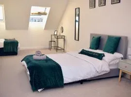 Modern house in City Centre with private parking and gated property