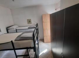 Crew Hostel 2, hostel in Tirana