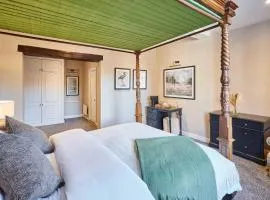 #2 - 4 Poster Bed at The Raven Aparthotel by PureStay