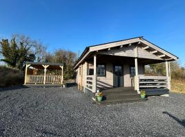 LITTLE ROCK RETREAT Log Cabin with Hot Tub, cabin nghỉ dưỡng ở Westmeath