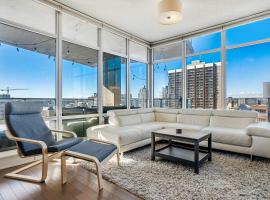 Urban Oasis - 2BR Condo Downtown Large Balcony, hotel v destinaci Calgary