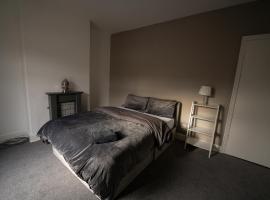 Double Bed , Fast WiFi , Free Parking - 1 Bedroom in 4 Bedroom House PS4, ξενοδοχείο σε Grimsby