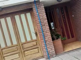 Casa con patio y garaje por día