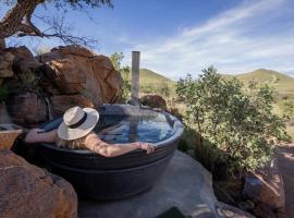 Nauams Namibia - Farmyard Chalets, Mountain Cabins and Campsite, glamping en Namibgrens