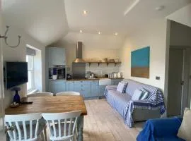 Little Dolly sea view 2 bedroom apartment, St Ives town, dog friendly