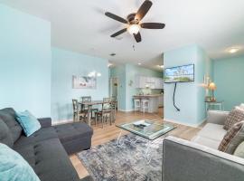 Charming Condo Steps from the Beach & Lagoon!, casa de campo em Gulf Shores